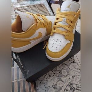 Air JORDAN 1 LOW POLLEN Yellow size: 7y